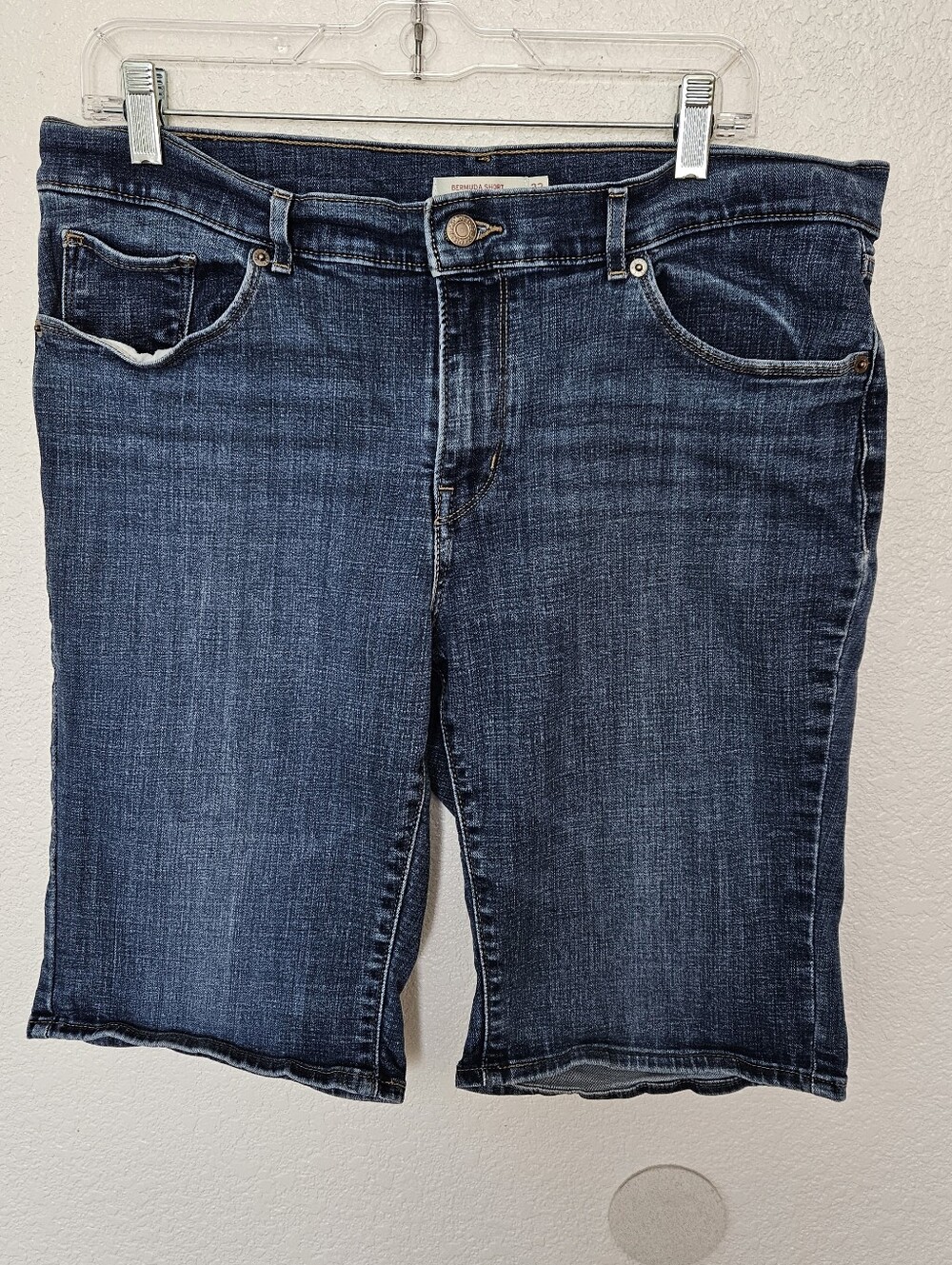 Womens Levi's Bermuda Short ~ Size 32